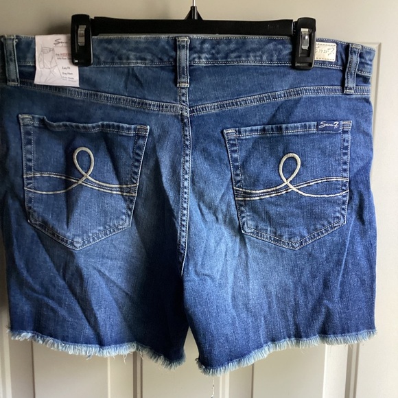 Seven 7 NWT Jean Shorts 14 the Weekend easy fit raw hem Short Mid-Rise Denim - Picture 7 of 10